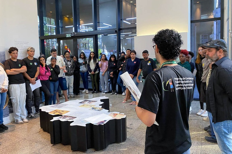 Visita dos estudantes da Escola Estadual Professora Benvinda de Carvalho à Exposição Trabalho e Cidadania