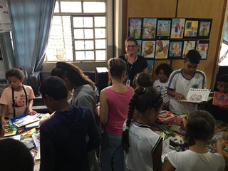 2018_1126_Biblioteca_EntregaLivros_Uberaba (4).jpg