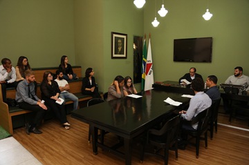 Alunos partipam de audiência simulada