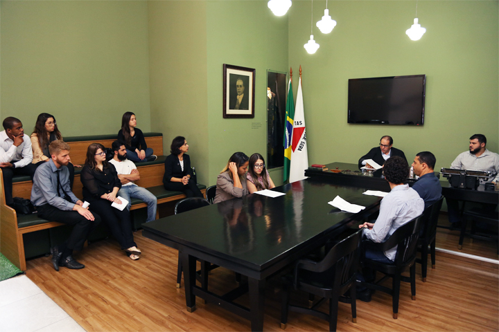 Alunos participam de audiência simulada