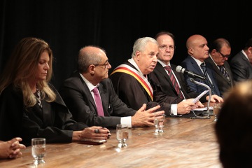  (<a class="download" href="https://portal.trt3.jus.br/internet/conheca-o-trt/comunicacao/galerias-de-fotos/posse-adm-bienio-2018-2019-trt3-mg-11-12-2017/05_2017_1211_posse_adm_2018-2019_ts-302.jpg/at_download/image">Download</a>)