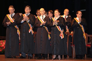  (<a class="download" href="https://portal.trt3.jus.br/internet/conheca-o-trt/comunicacao/galerias-de-fotos/posse-adm-bienio-2018-2019-trt3-mg-11-12-2017/27_2017_1211_posse_adm_2018-2019_ts-130-copia.jpg/at_download/image">Download</a>)