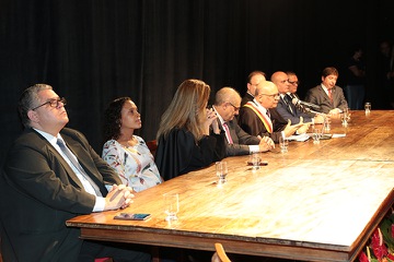 (<a class="download" href="https://portal.trt3.jus.br/internet/conheca-o-trt/comunicacao/galerias-de-fotos/posse-adm-bienio-2018-2019-trt3-mg-11-12-2017/44_2017_1211_posse_adm_2018-2019_la-804.jpg/at_download/image">Download</a>)