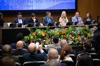 foto da mesa de honra com o desembargador Emerson Lage e várias autoridades sentadas