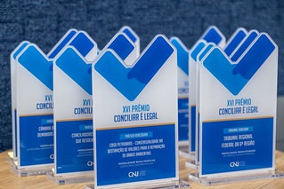 Troféus do prêmio “Conciliar é Legal” dispostos em cima da mesa