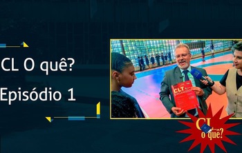 imagem de fundo azul com foto de Adriana Spinelli entrevistando juiz Cléber perto de estudante negra