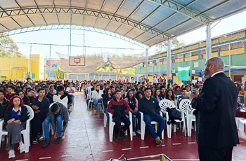 Desembargador Marcelo Pertence palestra para plateia lotada em escola de Nova Serrana