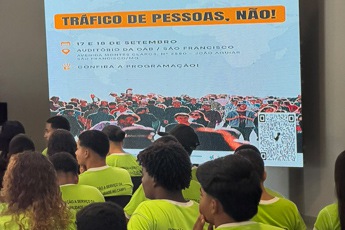 foto mostra jovens da cidade de São Francisco durante tarde de debates na sede da OAB local que recebeu o projeto Tráfico de Pessoas, não!