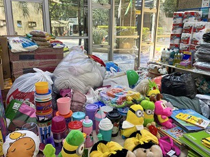 Foto mostrando vários itens doados