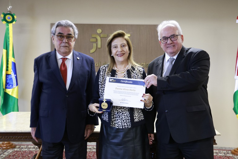 TRT-MG recebe, durante o Coleprecor, medalha comemorativa dos 20 anos de instalação do Conselho Nacional de Justiça