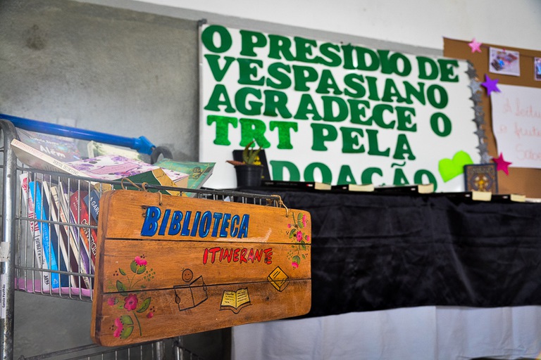 Cartaz de agradecimento ao TRT-MG pela doação dos livros 