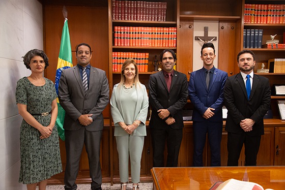 Representantes da Receita Federal visitam o TRT-MG