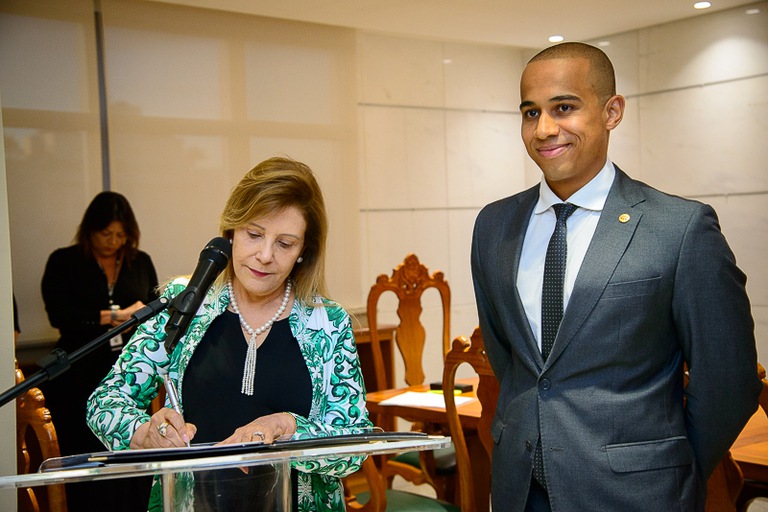 Juiz substituto é empossado pela presidente do TRT-MG, desembargadora Denise Alves Horta