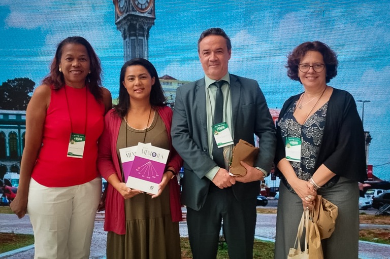 Foto com integrantes da equipe que representou o TRT-MG no 6º Encontro Nacional de Memória do Poder Judiciário