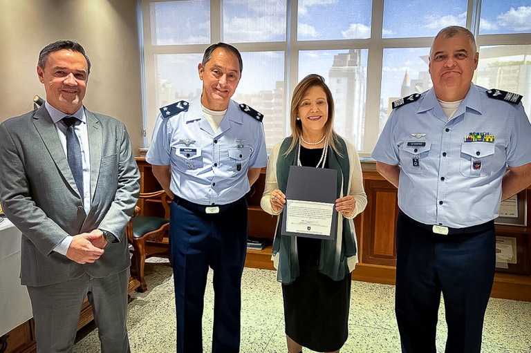 Presidente e 2º vice do TRT-MG recebem convite para cerimônia de posse da Aeronáutica