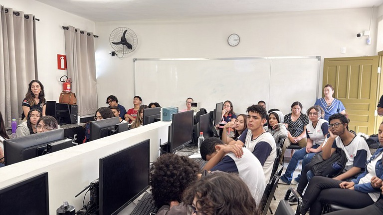 Integrantes da Caravana de Combate ao Trabalho Escravo fazem palestra para alunos da Escola Estadual Lourenço Andrade, em Passos (MG)