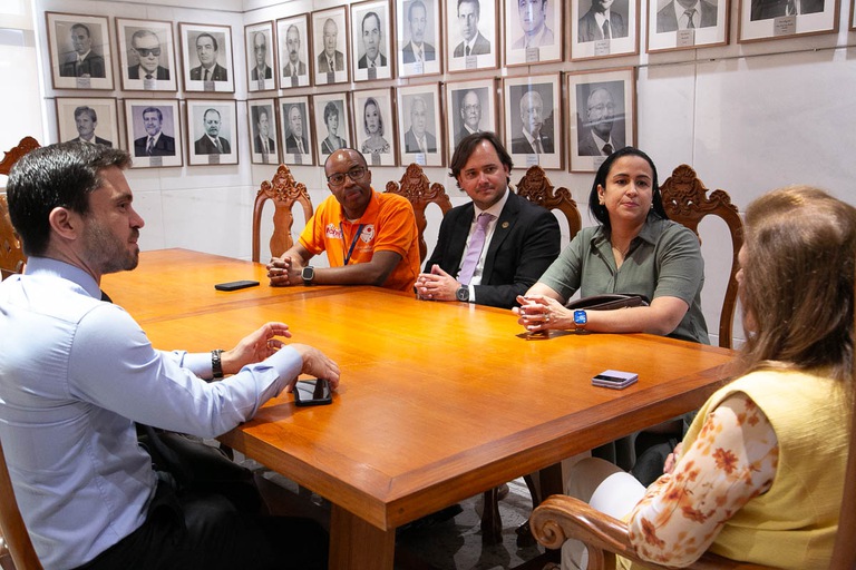 A presidente do TRT-MG, desembargadora Denise Alves Horta, recebe visita da vereadora Michelly Siqueira para tratar de Inclusão e Acessibilidade