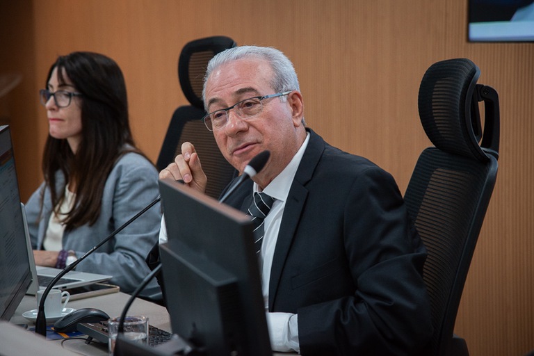Desembargador Sebastião Geraldo de Oliveira ao lado da procuradora Regional do Trabalho durante audiência da SDCI