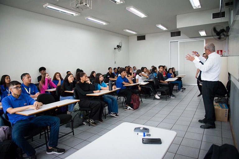 Desembargador Marcelo Pertence, gestor do Programa Trabalho Seguro, promove palestra para jovens aprendizes de Belo Horizonte