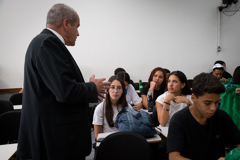 Jovens aprendizes assistem à palestra sobre Trabalho Seguro promovida pelo TRT-MG