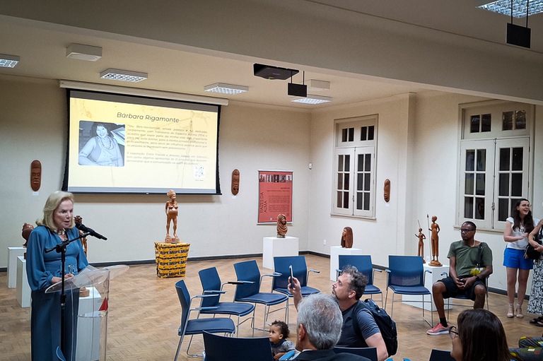 2025 1008 Raizes da Alma-08.jpg A curadora do Centro Cultural do TRT-MG, Emília Fachinni, na abertura da Exposição Raízes da Alma