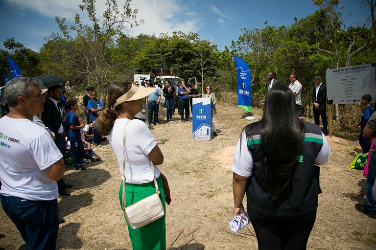 2025 1029 Verde Mais Betim-11.jpg Plantio de árvores em Betim, dentro do Projeto Verde Mais
