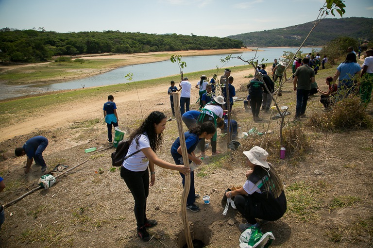 2025 1029 Verde Mais Betim-22.jpg Estudantes participam do plantio de mudas do Projeto Verde mais, do TRT-MG, às margens da Lagoa Várzea das Flores