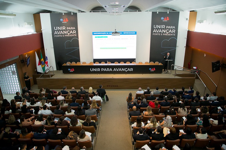 2026 0129 Palestra OAB-18.jpg Plateia assiste atenta a aula proferida pelo presidente do TRT-MG durante curso sobre como acessar o TST