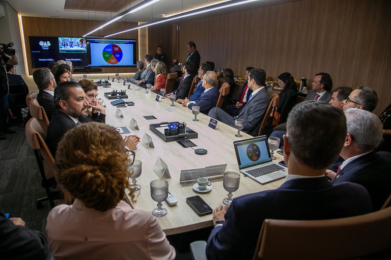 Mesa com autoridades. O presidente do TRT-MG está em uma das pontas da mesa