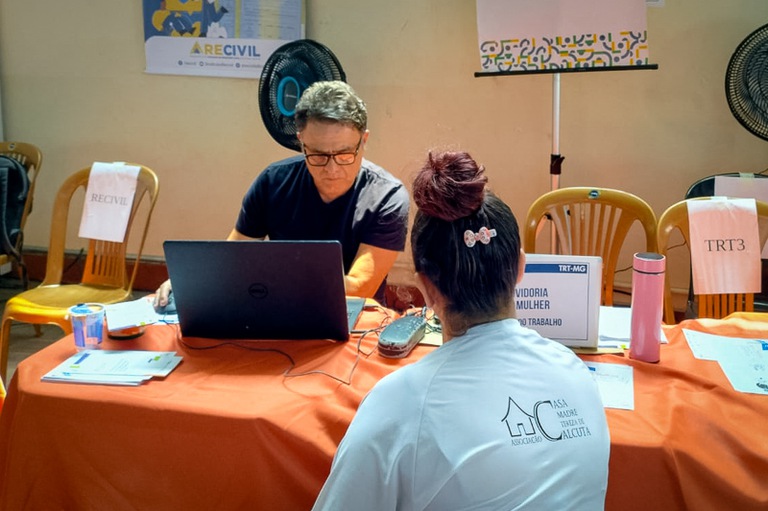 Momento de atendimento à mulheres na Edição do Rua de Direitos- Especial Mulheres, realizado hoje 6/3, no Santuário Nossa Senhora da Conceição dos Pobres, em BH.