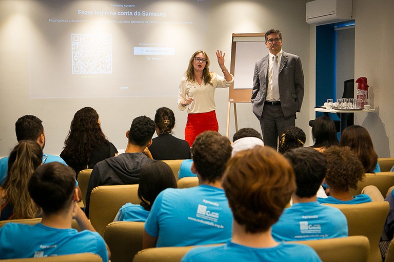 2026 0319 Trabalho decente-04.jpg Desembargadora Paula Cantelli e juiz Jessé Cláudio Franco falam a alunos do instituto Rede Cidadã