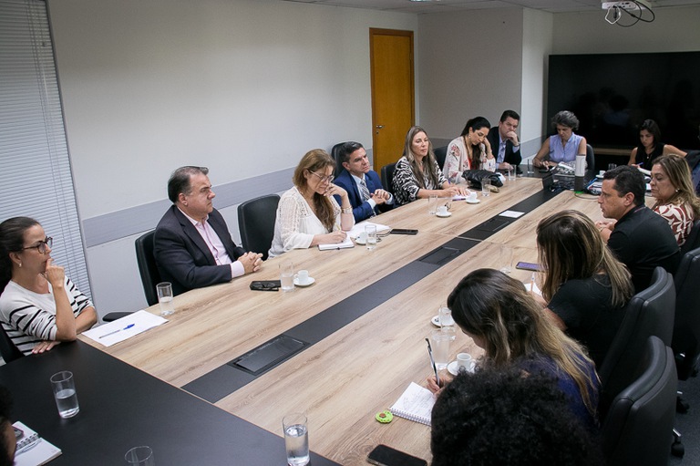 Mesa de reunião para discutir Termo de Cooperação do TRT-MG com a Prefeitura de Belo Horizonte