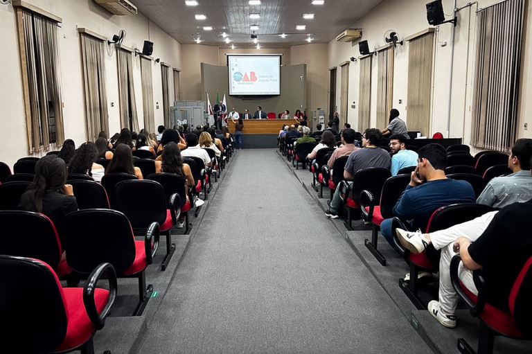 Imagem do auditório da OAB de Juiz de Fora ocupado durante palestra do presidente do TRT-MG, durante o lançamento do PPLR