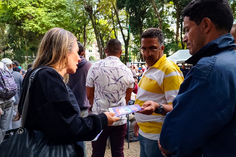 Distribuição de cartilhas sobre direitos trabalhistas durante a segunda edição do Rua de direitos em Juiz de Fora