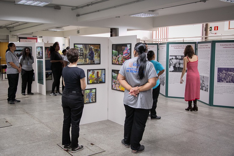 2026 0518 Visita exposicao 85 anos JT -09.jpg foto mostra visitantes na Exposição Trabalhadores do Brasil:85 anos da Justiça do Trabalho