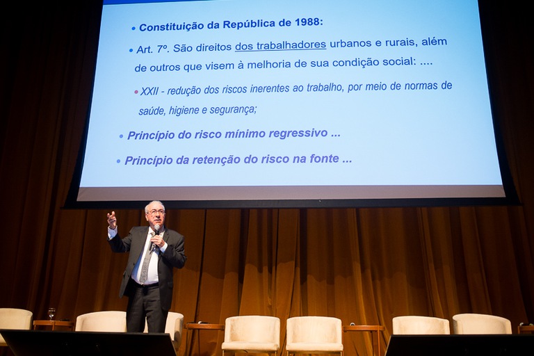 Presidente do TRT-MG durante palestra em evento promovido pela Federação das Indústrias de Minas Gerais (Fiemg)