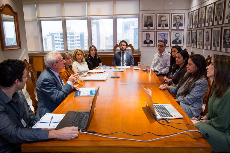 2026 0706 PPLR Araujo-01.jpg representantes do TRT-MG e da Drogaria Araújo reunidos na sala da Presidência para discutir formas de combater a litigância abusiva