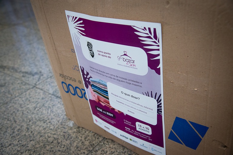 foto da caixa que está no hall do edifício-sede do TRT-MG para recolhimento de donativos para o bazar anual do Hospital Mário Penna