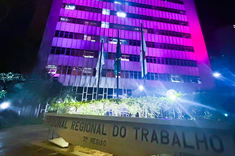 2026 0813 Agosto Lilas.jpg Foto da fachada do edifício-sede do TRT-MG iluminado na cor lilás