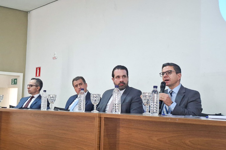 2026 0821 EJ Montes Claros-04.jpg Coordenador acadêmico da Ejud, juiz Bruno Rodrugues, fala durante Colóquio realizado em Montes Claros