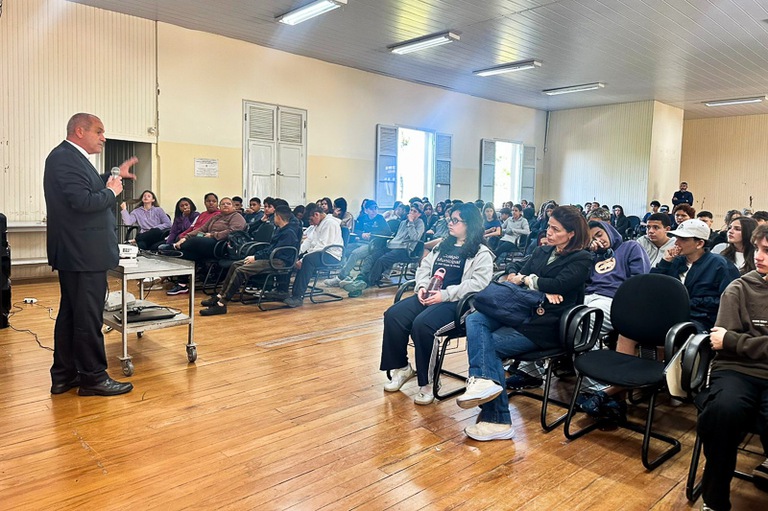 2026 0901 Trabalho Decente PC-11.jpg Integrantes da Caravana falam a estudantes em escola municipal de Poços de Caldas