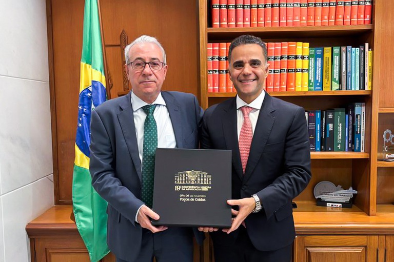 2026 0908 Visita OAB-01.jpg Presidente do TRT-MG, desembargador Sebastião Geraldo de Oliveira posa para foto ao lado do presidente da Seção mineira da OAB, Gustavo Chalfun em visita ao Regional