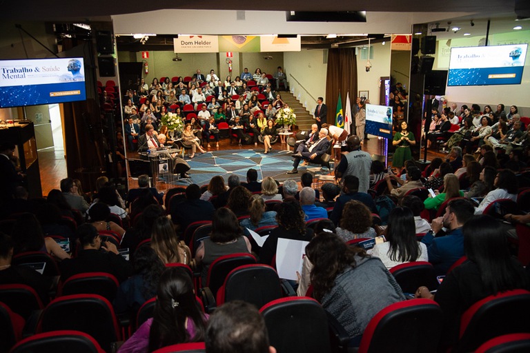 Imagem geral do auditório do Centro Universitário Dom Helder, em Belo Horizonte, durante abertura do Congresso Internacional Trabalho e Saúde Mental