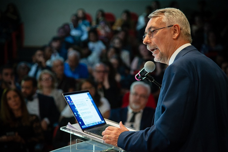 Foto do palestrante que realizou a palestra magna do Congresso Internacional Trabalho e Saúde Mental