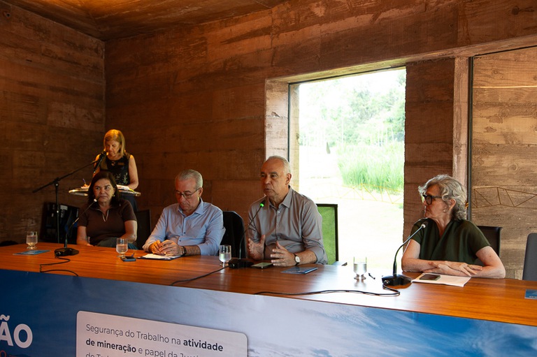 2026 1010 Imersão Brumadinho-16-2.jpg Detalhe da mesa de encerramento da Semana formativa- atividade imersão no Memorial Brumadinho