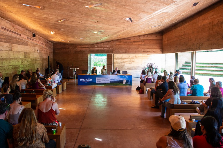 2026 1010 Imersão Brumadinho-40.jpg foto da mesa e plateia durante a apresentação do painel “A Justiça do Trabalho e a Resolução de Litígios Estruturais”
