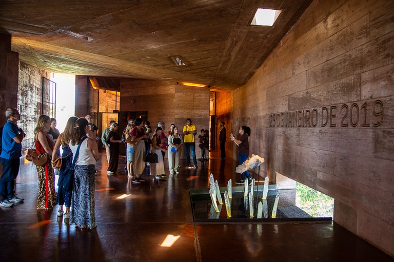 2026 1010 Imersão Brumadinho-9.jpg foto de grupo durante visita guiada ao Memorial de Brumadinho