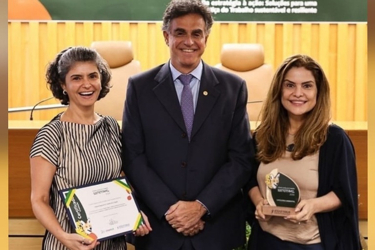 Na foto a diretora-geral Patrícia Reis, o presidente do TST e CSJT, ministro Vieira de Mello e a chefe do Núcleo de Sustentabilidade do TRT-MG recebendo o Prêmio Justiça do Trabalho Sustentável 2026