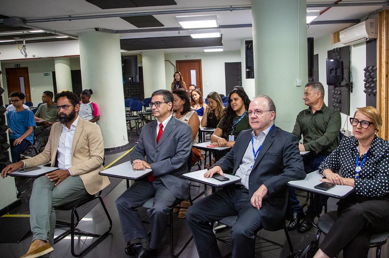 foto do juiz Jessé Alencar do Programa de enfrentamento ao Trabalho Infantil e Estímulo à Aprendizagem do TRT-MG durante entrega de certificados de jovens aprendizes 