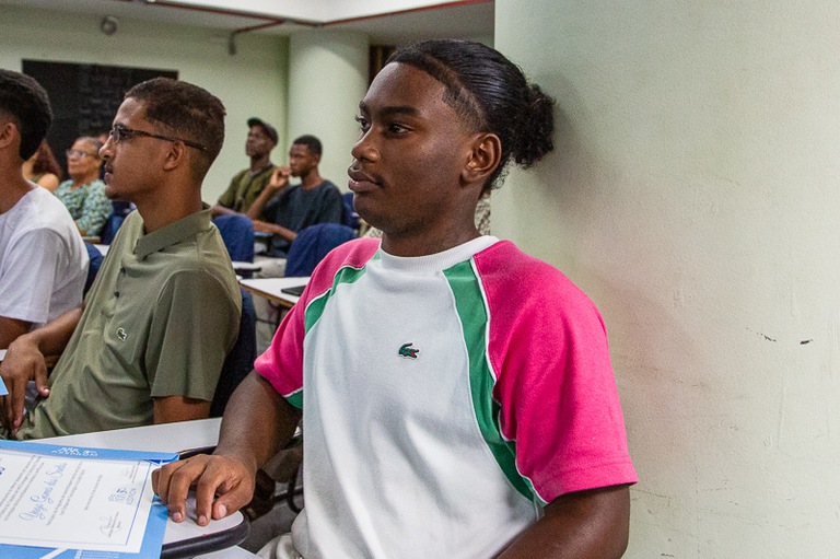 Foto Iago Gomes, jovem aprendiz do TRT-MG, com o certificado de conclusão do curso de Auxiliar de Escritório 